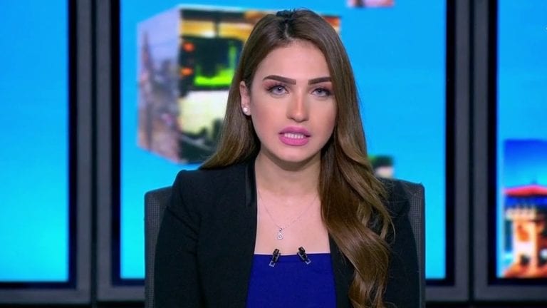 ياسمين عز تثير الجدل بسبب فستان مكشوف