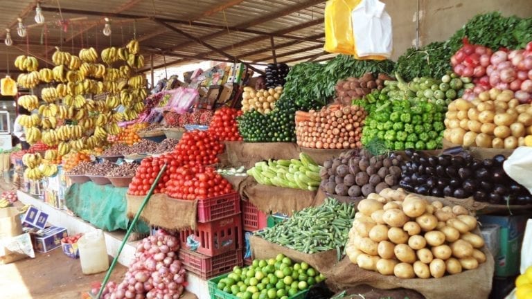 سوق خضراوات وفاكهة