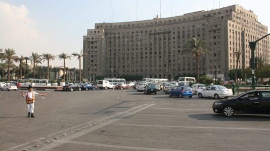 حلم الوظيفة الحكومية.. هل انتهى بعد وقف التعيينات؟