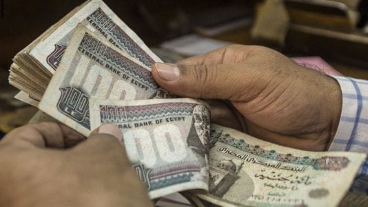 الحكومة تقترض 17 مليار جنيه لسد عجز الموازنة