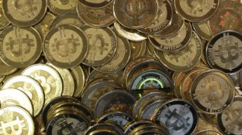 العملات الإلكترونية تخسر 20 مليار دولار.. طريقة تداولها في مصر