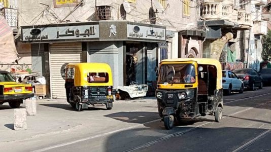 رغم هجوم رئيس البرلمان.. بدء ترخيص التوك توك في الإسكندرية