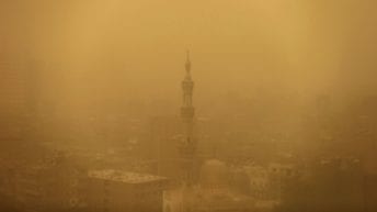 عاصفة ترابية تصل القاهرة والوادي الجديد.. والأرصاد تحذر: تمتد لعدة محافظات