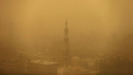 عاصفة ترابية تصل القاهرة والوادي الجديد.. والأرصاد تحذر: تمتد لعدة محافظات