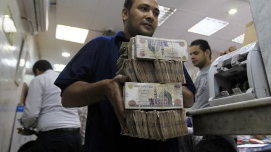 لسد عجز الموازنة.. الحكومة تقترض 17 مليار جنيه من البنوك