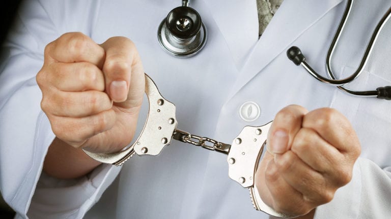 حبس طبيب قتل أسرته في كفر الشيخ