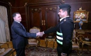 وزير الداخلية يكرم ضابط وأمين شرطة طاردا تاجر مخدرات