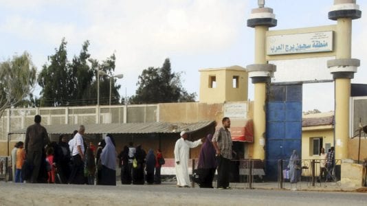 انقلاب سيارة ترحيلات بداخلها مساجين في برج العرب