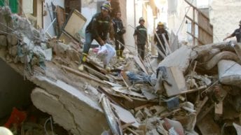 ضحايا ومصابين في انهيار عقار كرموز بالإسكندرية