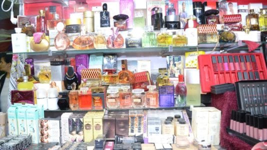 رغم رفع الدولار الجمركي.. استيراد عطور ومكياج بـ48.5 مليون دولار