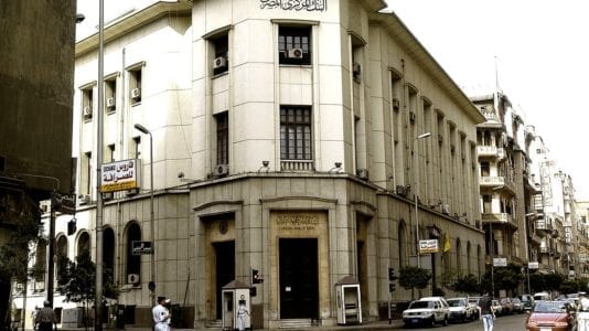 الحكومة تمول عجز الموازنة بالاقتراض من البنوك