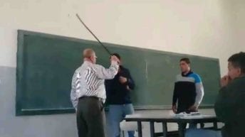 مدرس يعتدي على طالب ويبصق في وجهه.. آراء متباينة (فيديو)