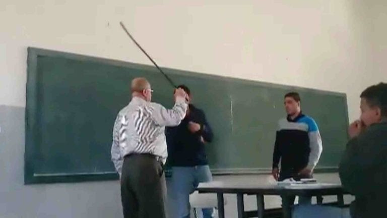 مدرس يعتدي على طالب ويبصق في وجهه.. آراء متباينة (فيديو)