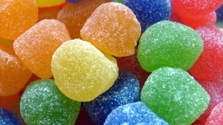 تسبب الإدمان.. برلمانية تطالب بحظر نوع من حلوى الأطفال