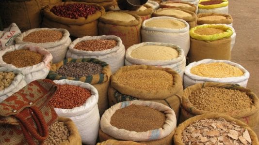 البنك المركزي يعلن تسهيل استيراد الأرز والفول والعدس