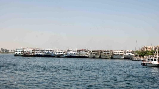بقعة زيت تتسبب في غلق محطات مياه المنيا