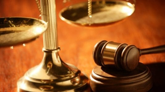 السجن 10 سنوات لرائد شرطة بعد سرقة سيارتين متحفظ عليهما