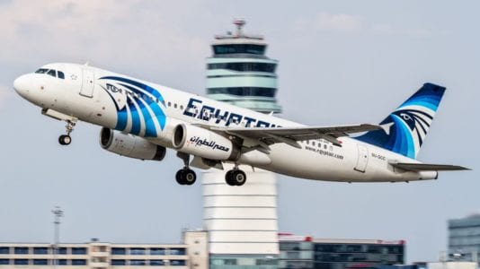 القبض على راكب صيني يسرق المسافرين داخل طائرة مصر للطيران