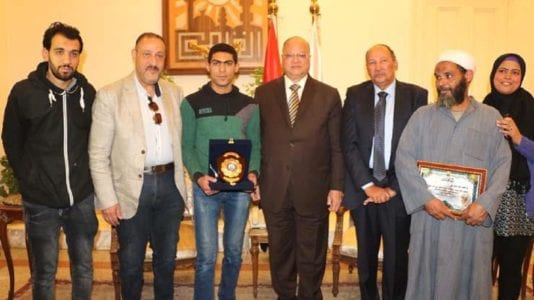 شاب ينقذ أسرة قبل الموت حرقا في الزاوية الحمراء (فيديو)