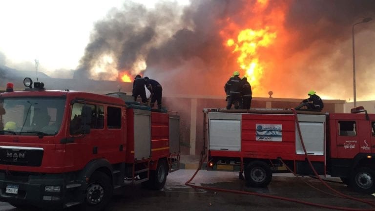 اختناق 9 عمال واحتراق 40 بالة في حريق مصنع ملابس بالبحيرة