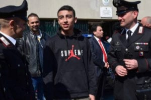 طفل مصري يمنع "محرقة طلاب" بإيطاليا
