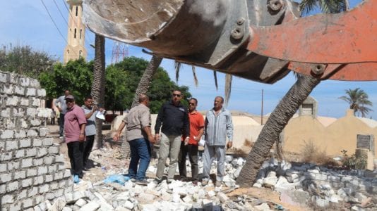 تفاصيل إصابة لواء شرطة ومجند أثناء تنفيذ قرار إزالة بقنا