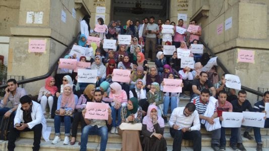 رئيس البرلمان يهاجم الحكومة بسبب تكليف الأطباء