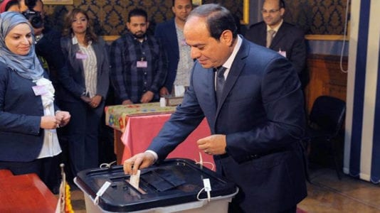 السيسي يصوت في الاستفتاء على الدستور