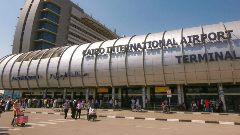 عزل 19 راكبا بالمطار قادمين من السودان بسبب الحمى الصفراء