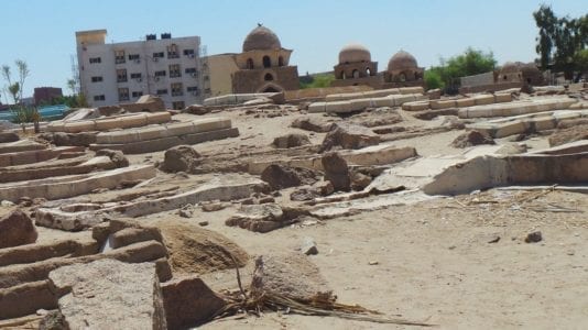 العثور على مقبرة أثرية تعود للعصر اليوناني الروماني بأسوان (صور)