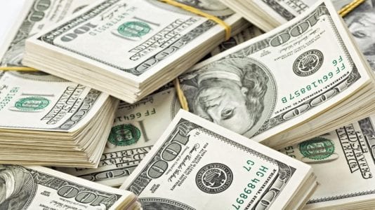 الدولار يسجل أدنى مستوى للمرة الأولى منذ عامين