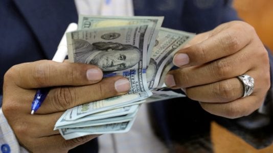 المالية تعلن خفض سعر الدولار الجمركي للسلع الترفيهية