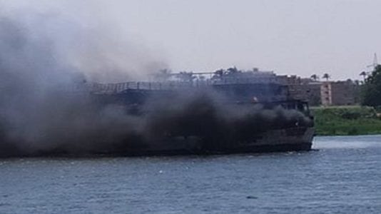حريق في باخرتين نيليتين على كورنيش حلوان