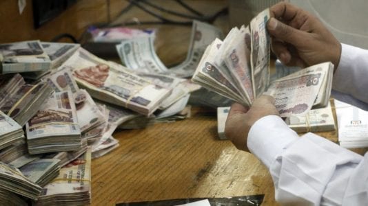 الحكومة تقترض 17.5 مليار جنيه لتمويل عجز الموازنة