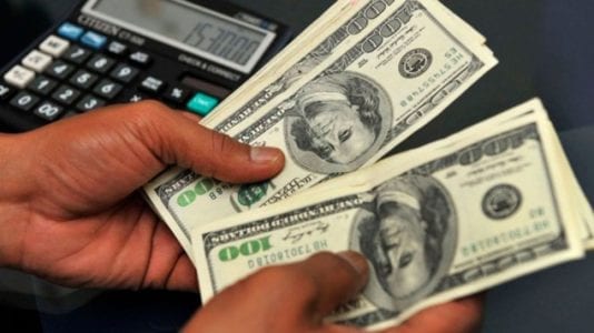 الحكومة تقترض مليار دولار لتمويل عجز الموازنة