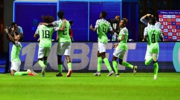 حقيقة إضراب لاعبي منتخب نيجيريا قبل مباراة غينيا