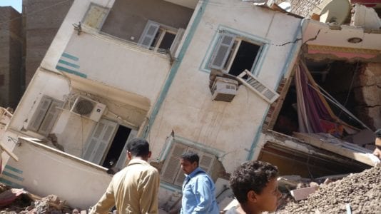إخلاء ستة عقارات مائلة بالإسكندرية خوفا من انهيارها