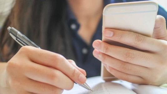 طالب ثانوية عامة يجري عملية في الأذن لاستخراج سماعة الغش
