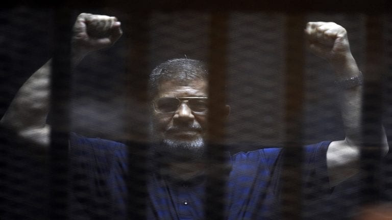 تفاصيل دفن محمد مرسي فجرا بعد الصلاة عليه في مسجد السجن