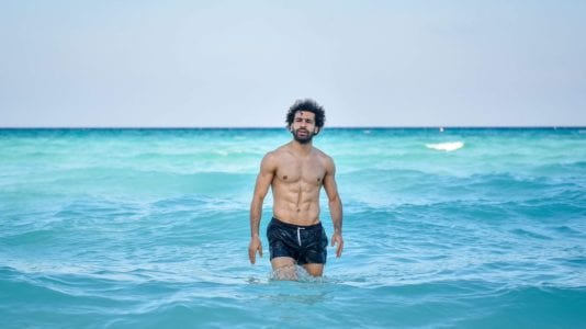 محمد صلاح في البحر قبل أمم إفريقيا.. وتعيين حراسة خاصة له