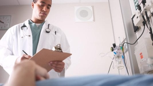وكيل النقابة: خلل كبير بسبب هجرة الأطباء واستقالاتهم