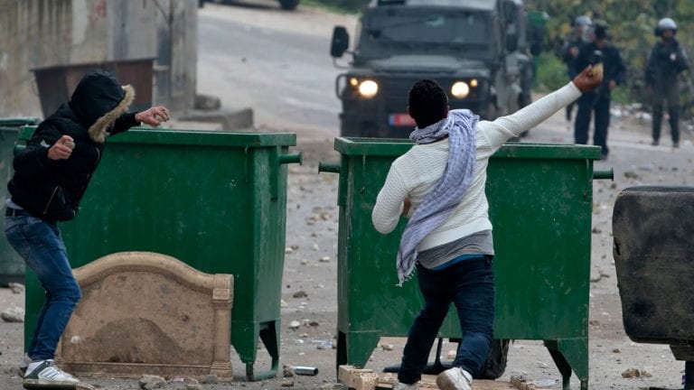 مرصد الأزهر يندد بانتهاكات الاحتلال الإسرائيلي بعد إصابة 90 فلسطينيا