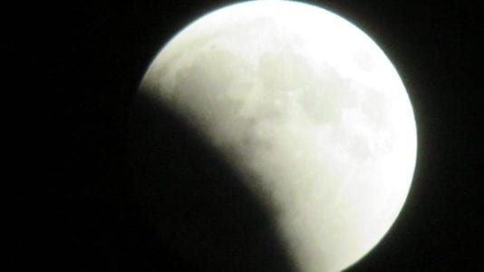 خسوف جزئي للقمر تشهده مصر غدا: يستغرق 5 ساعات و38 دقيقة