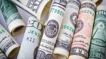 تذبذب أسعار العملات الأجنبية والعربية والذهب يستقر لليوم الثالث