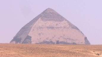 الهرم المنحني