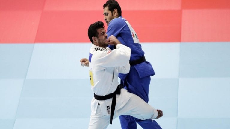 لاعب جودو مصري يرفض مصافحة منافسه الإسرائيلي (فيديو)