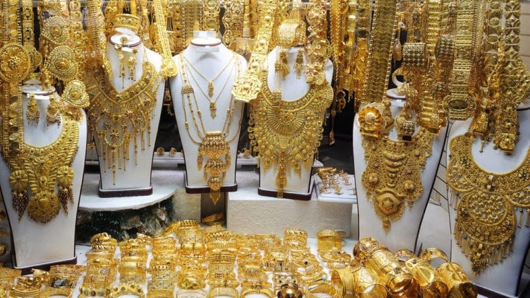 انخفاض الذهب عشرة جنيهات وتذبذب أسعار العملات