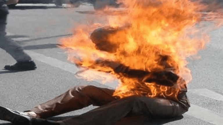 سائق مسن يشعل النار في نفسه احتجاجا على سحب رخصته (صور)