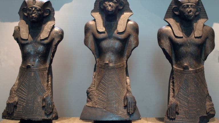 ‪ ضبط آثار فرعونية مهربة بعد وصولها للكويت (صور)