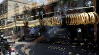 ارتفاع أسعار الذهب واستمرار تذبذب العملات.. الدولار يتراجع قرشين